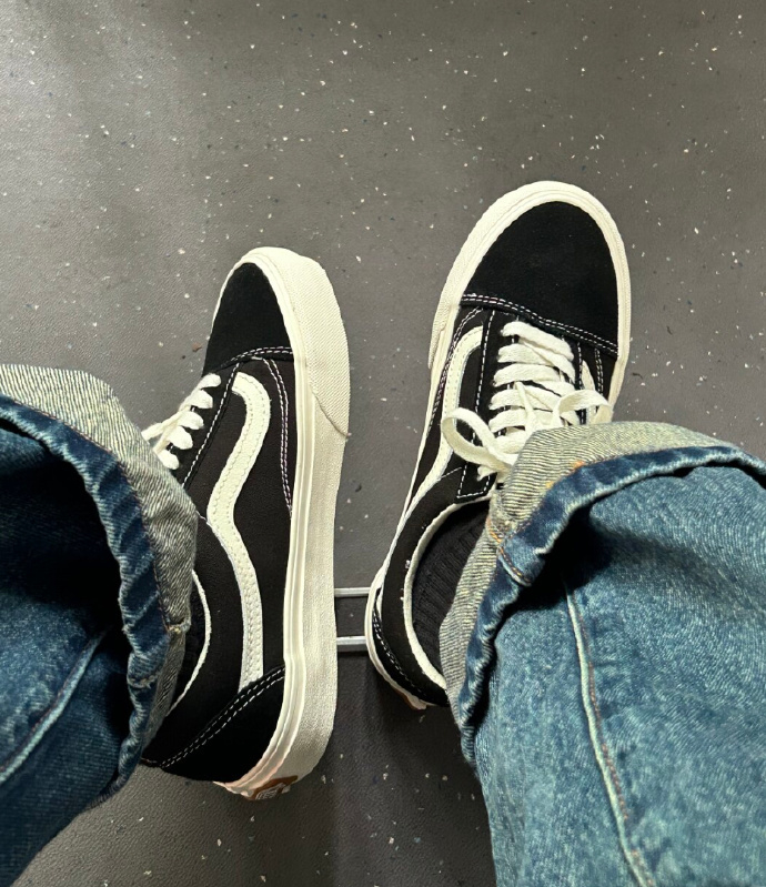 Vans经典黑运动鞋 217元 - 86线报