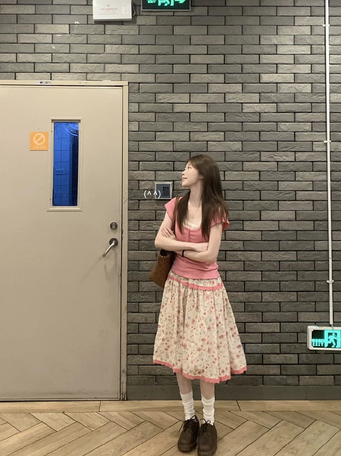 Babes少女花笺a字半身裙套装 59元 - 86线报