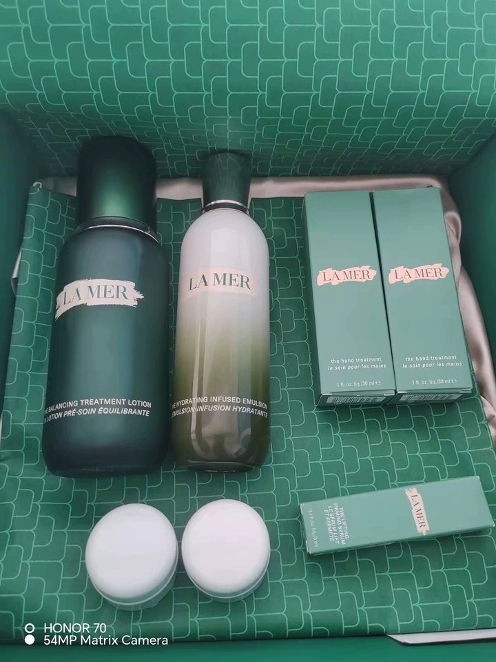 海蓝之谜精萃水乳套装礼盒精粹水150ml+精粹乳50ml 2089元 - 86线报 海蓝之谜精萃水乳套装礼盒精粹水150ml+精粹乳50ml 2089元 - 86线报