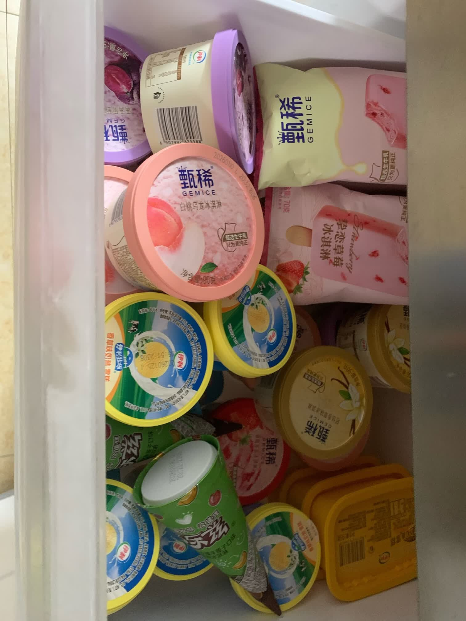 伊利甄稀杯90g*8杯+香草奶昔杯*5杯+三色心香雪糕*5杯共18杯1620g 69.9元 - 86线报