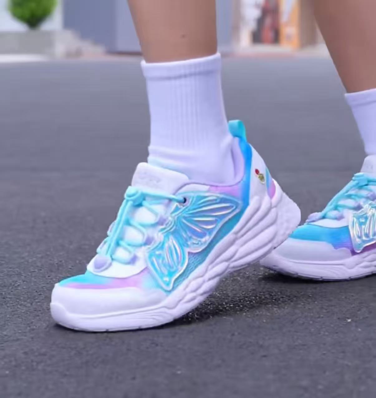 斯凯奇女童蝴蝶闪灯鞋 119元 - 86线报