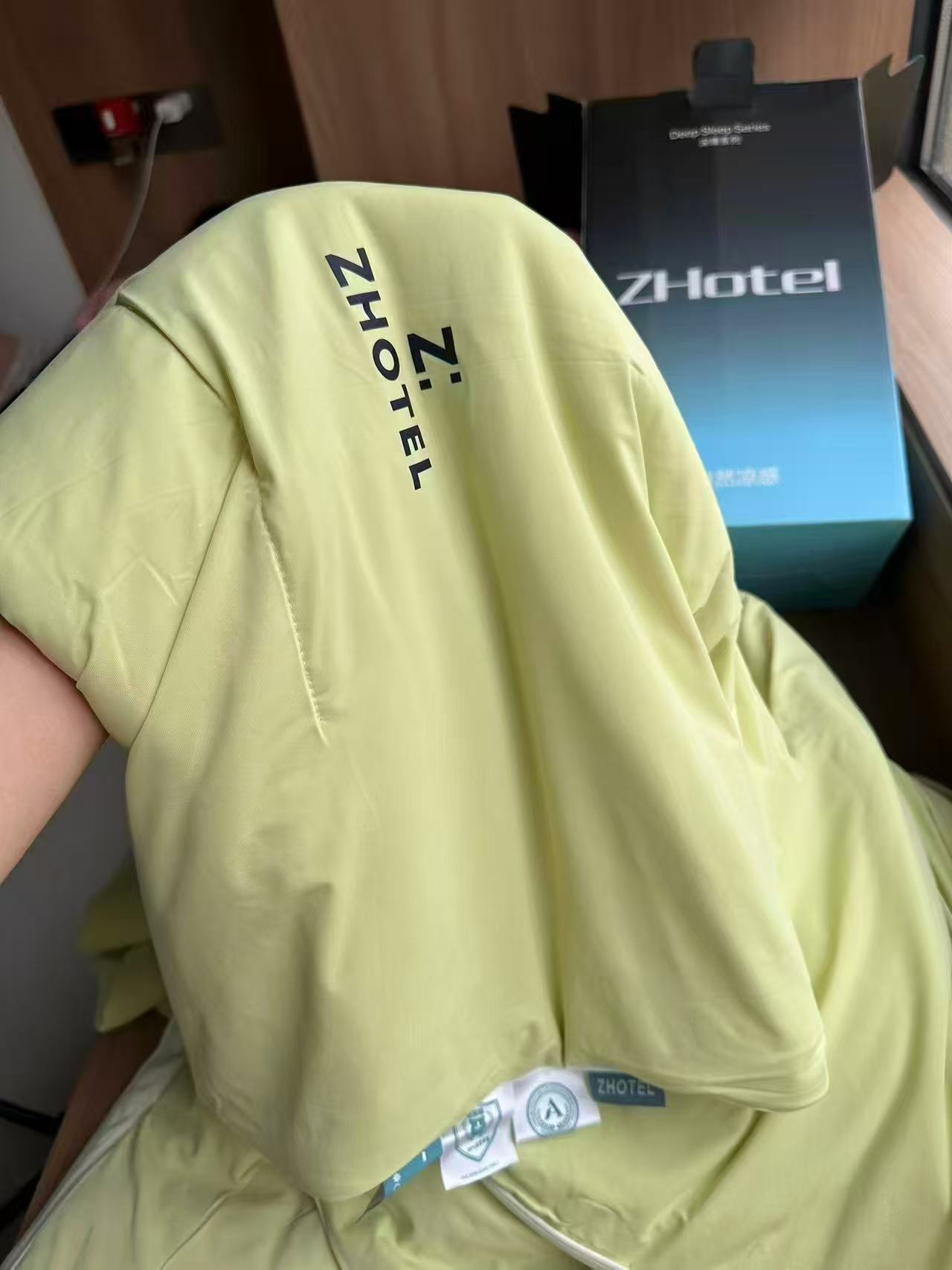 亚朵ZHotel深睡控温夏被全尺寸手提礼盒 136元 - 86线报