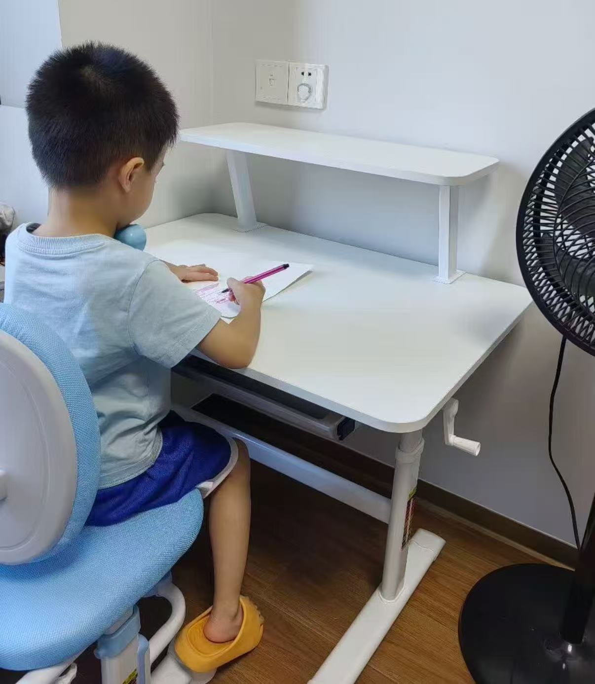 读书郎儿童学习桌椅套装自由升降环保桌+书架+9cm追背椅粉/蓝色 399元 - 86线报