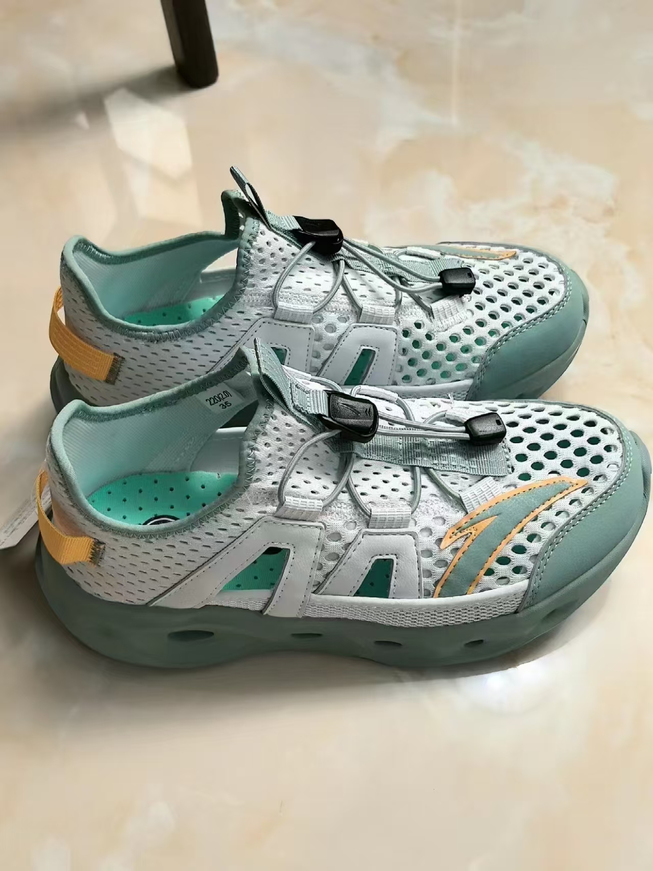 安踏男女童踩水王溯溪鞋户外涉水鞋28-41码 119元 - 86线报