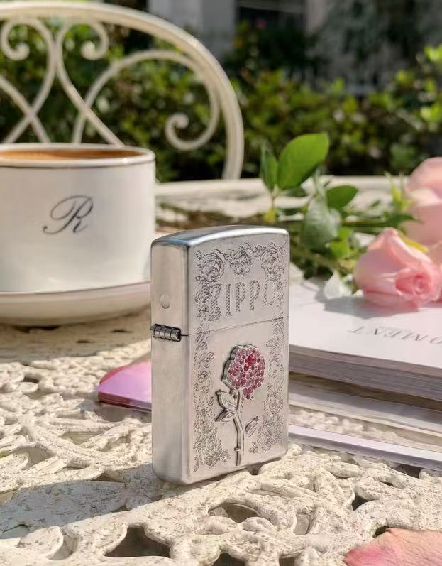 zippo玫瑰满庭锻沙打火机单机+小黑盒 200.1元 - 86线报