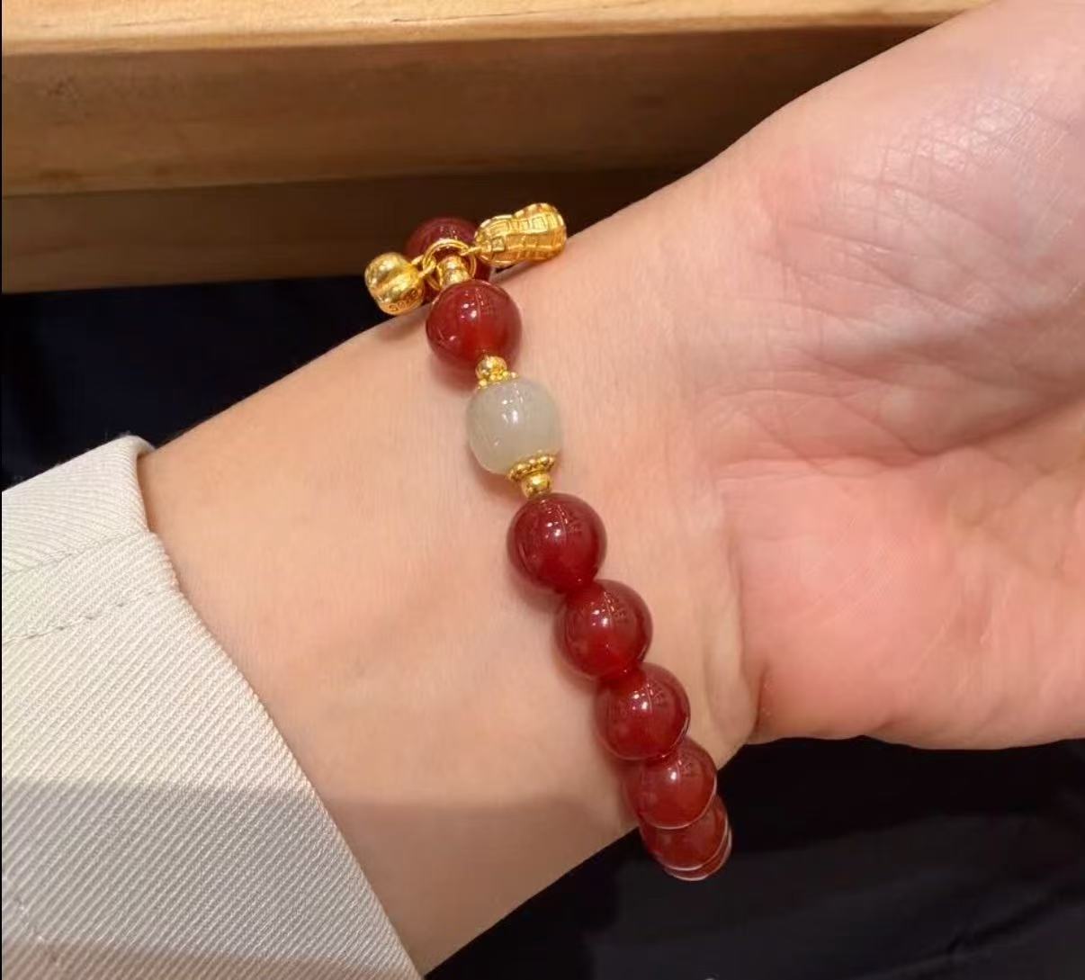 周大生黑曜石手串 219元，周大生红玛瑙手串 169元 - 86线报