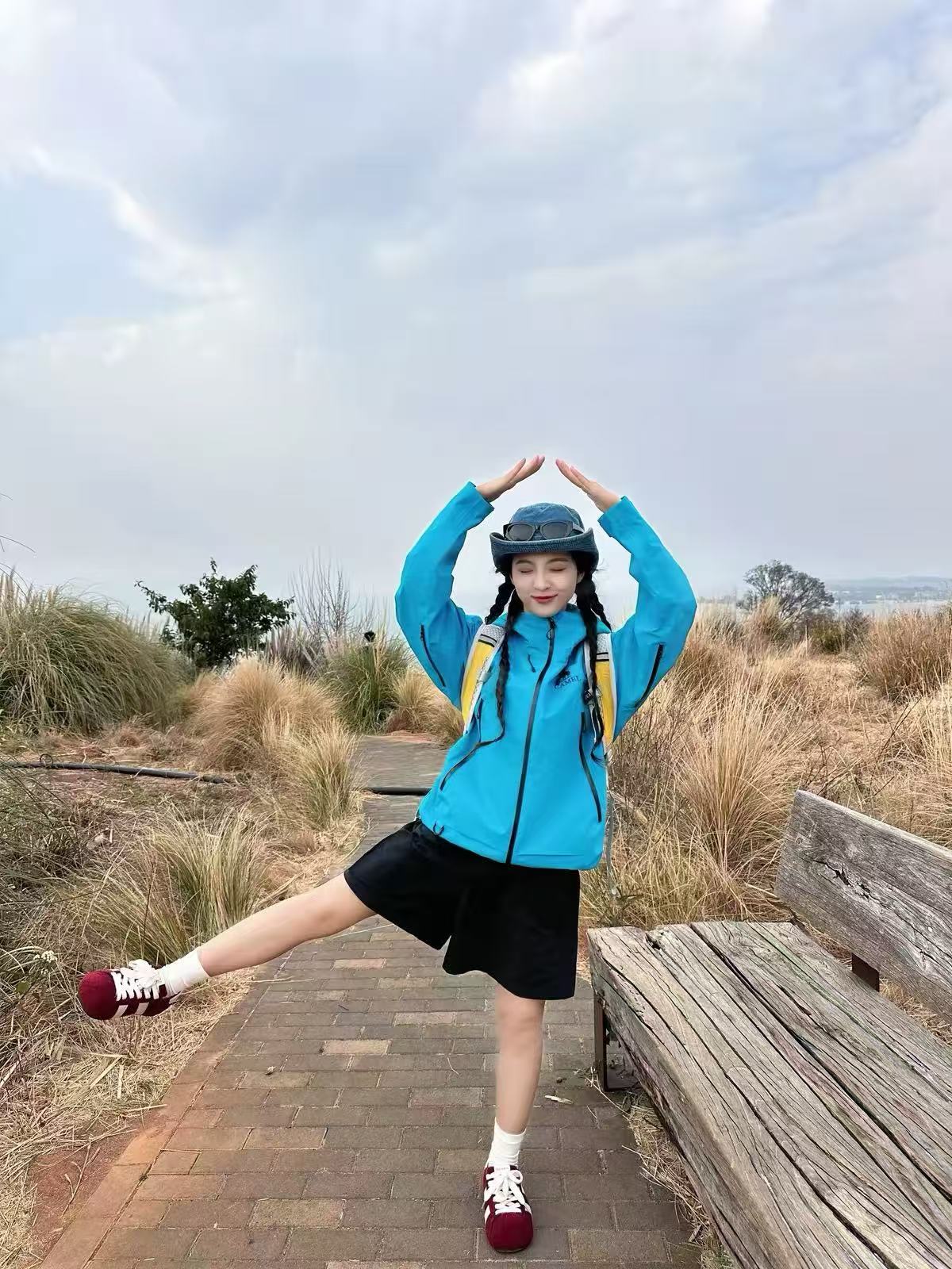 骆驼户外向日葵黄色冲锋衣男女同款2026新款防水硬壳外套 227元 - 线报酷