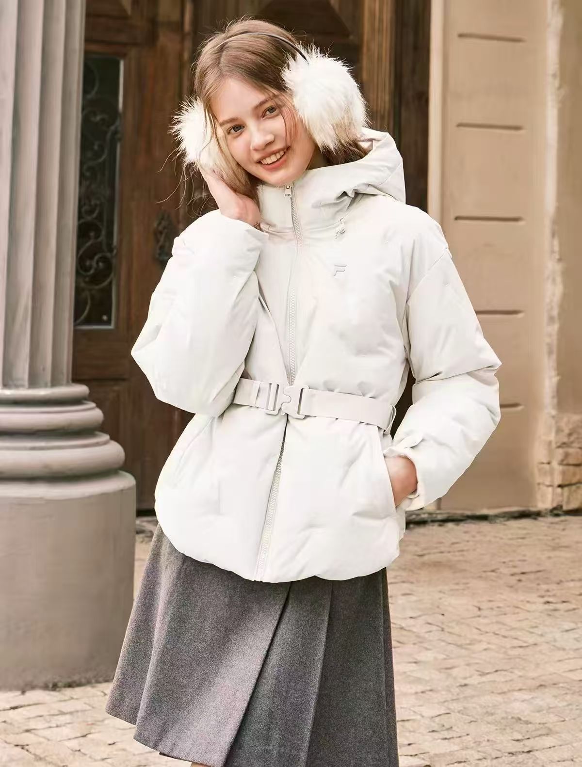 斐乐蓬蓬羽绒服女防泼水连帽保暖外套26新款 691.3元 - 线报酷 斐乐蓬蓬羽绒服女防泼水连帽保暖外套26新款 691.3元 - 线报酷