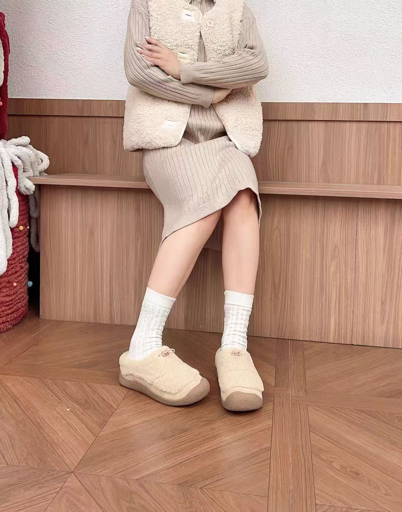 百丽保暖绒绒毛毛鞋女一脚蹬毛绒半拖鞋B3390DM6 205元 - 86线报