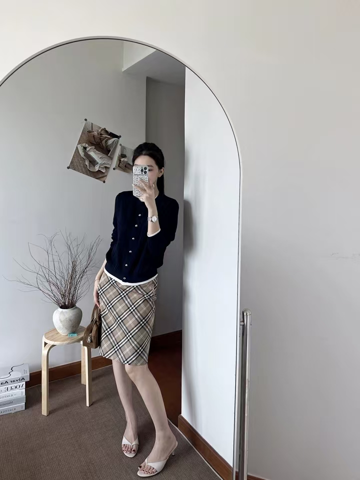 LILY2026冬新款设计感假两件绞花圆领针织开衫外套女短款 141.8元 - 86线报