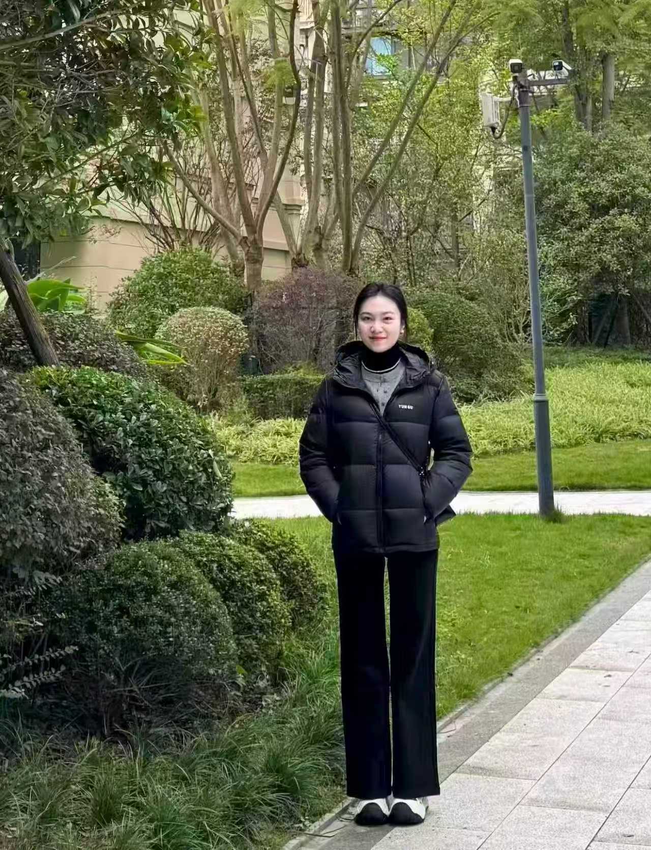 鸭鸭户外露营羽绒服男士短款连帽加厚保暖鸭绒外套2026年秋冬新品 86元 - 86线报