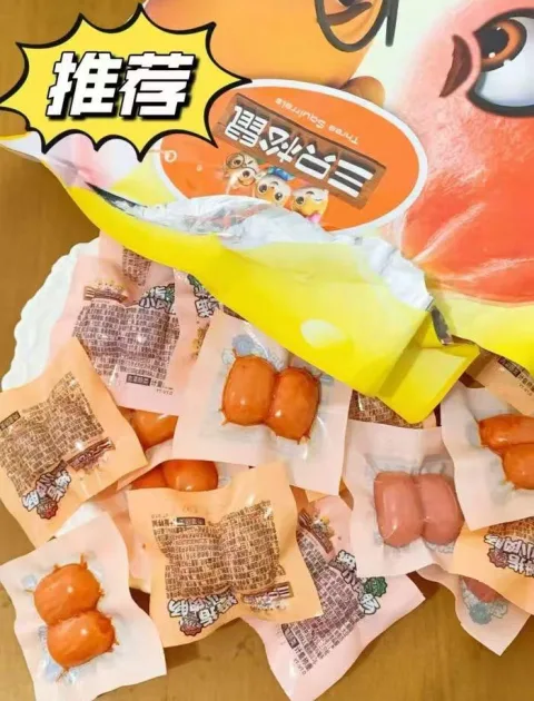 三只松鼠_拇指小肉肠香辣肉枣肠解馋混合小香肠休闲零食小吃熟食 图片 3