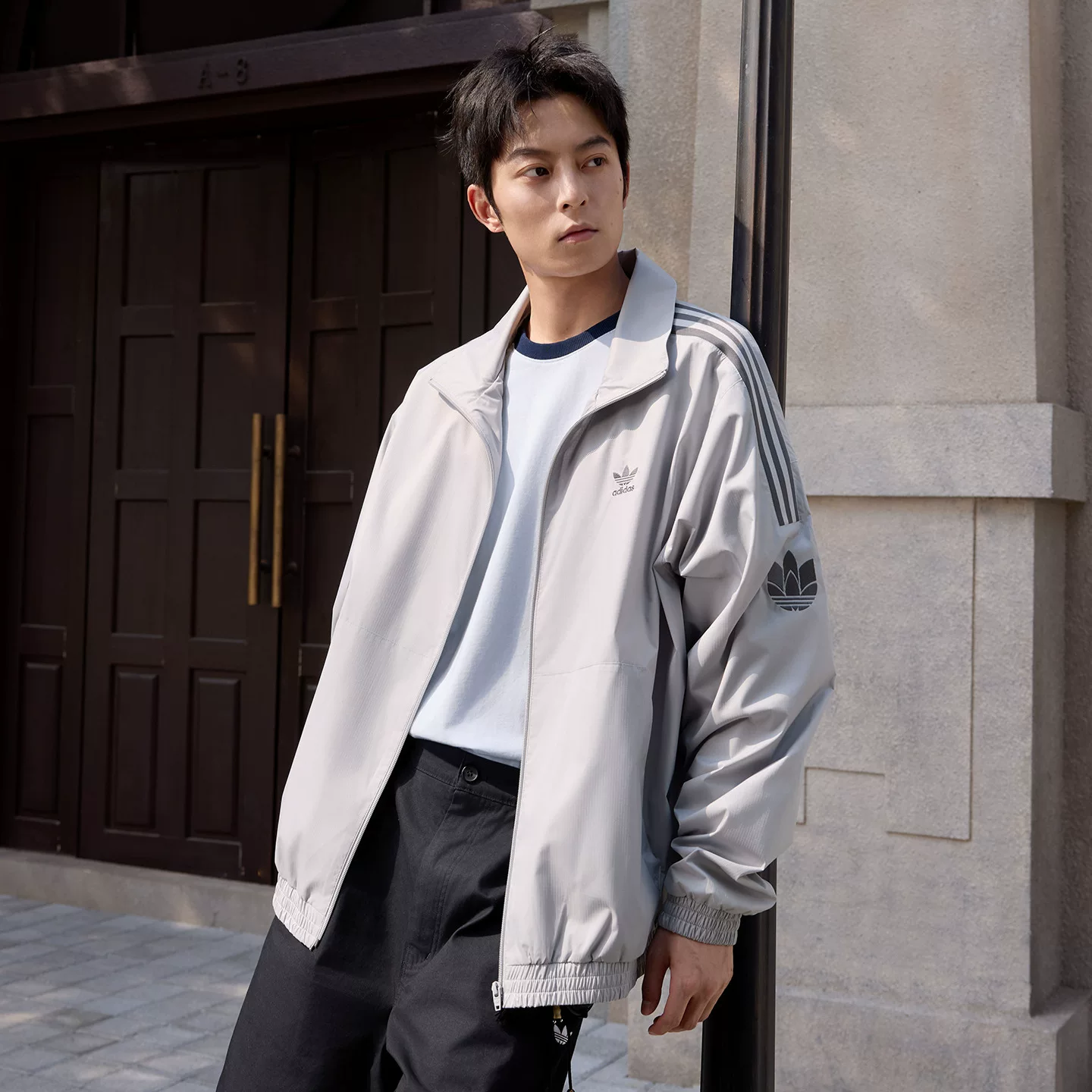 adidas三叶草男女款三条纹休闲夹克 289.29元 - 86线报