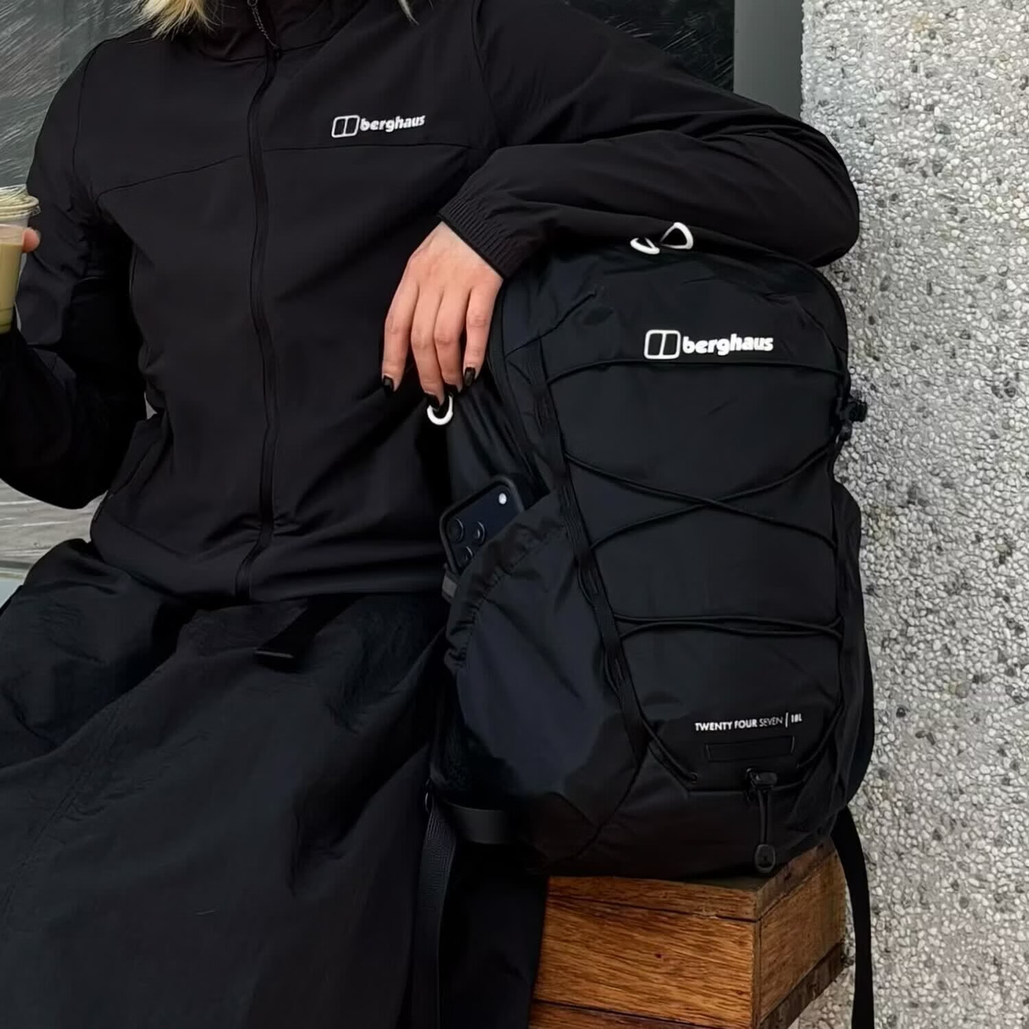 Berghaus 26新品轻量便捷通勤旅行背包岩石黑18L 299元 - 86线报
