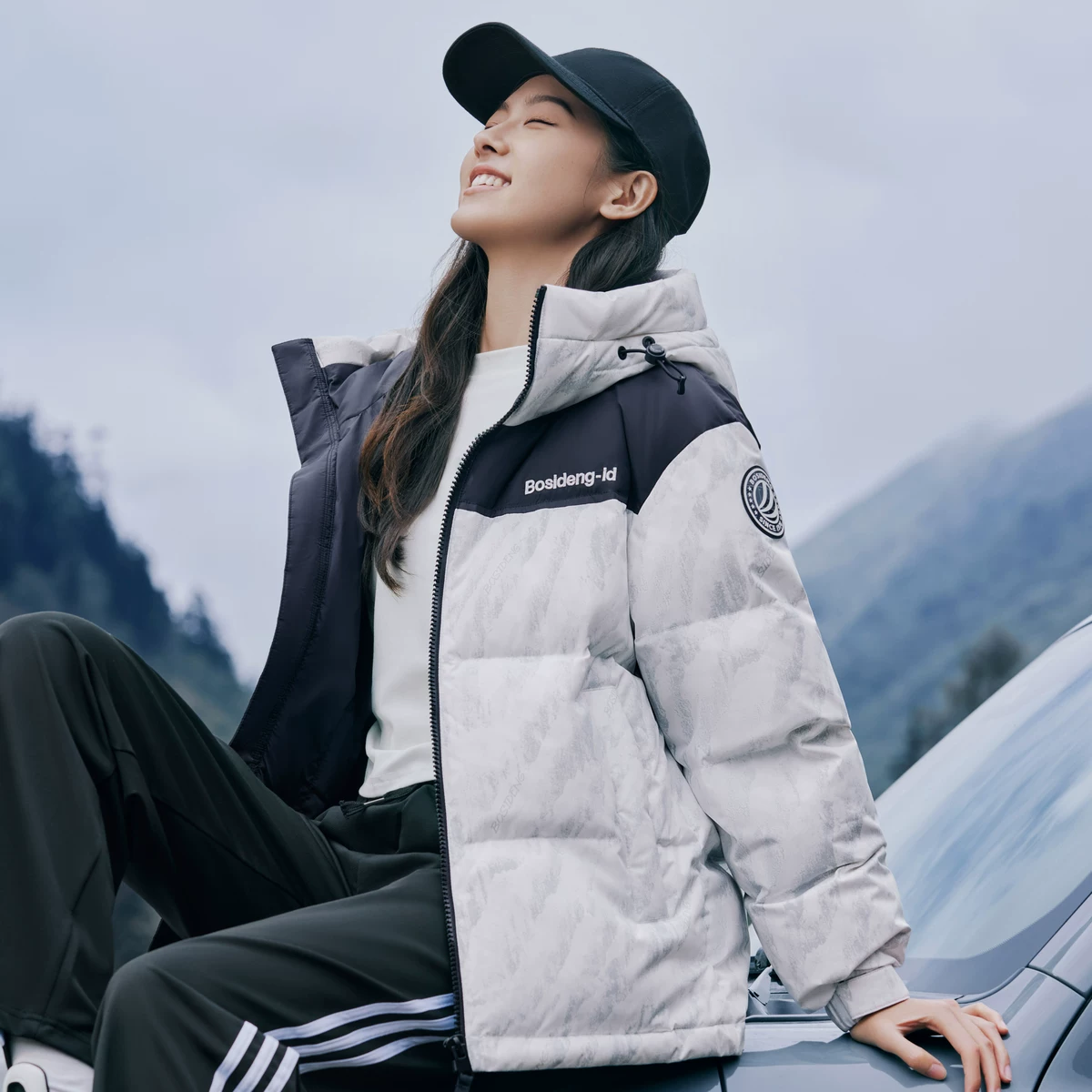 波司登奥莱冬短款连帽时尚运动羽绒服红色羽绒服 251.3元 - 86线报