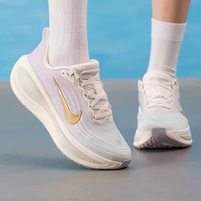 NIKE VOMERO PLUS女款跑步鞋IW1233-102 974元 - 86线报