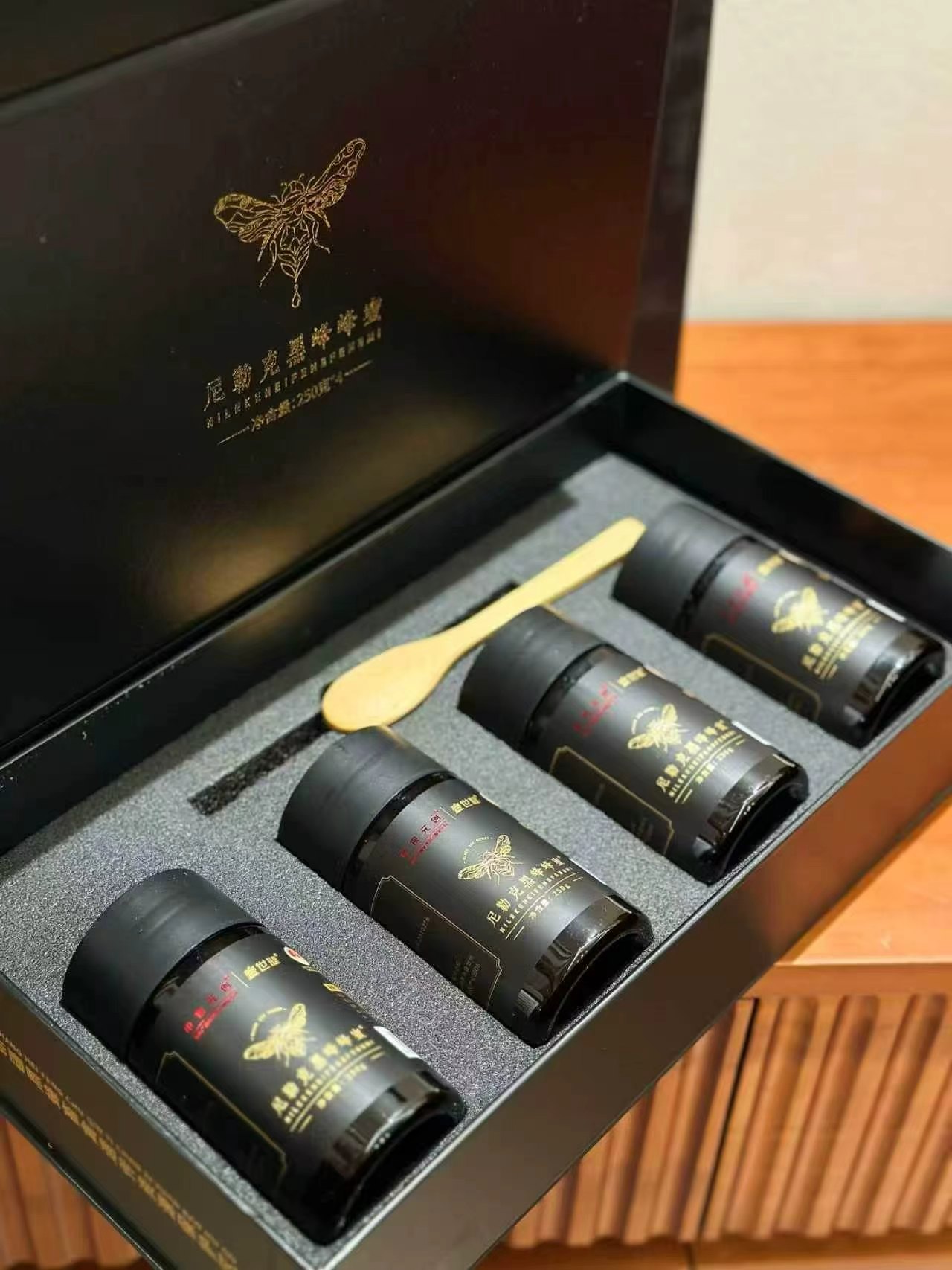 壹世健尼勒克黑蜂蜜礼盒250g*4瓶装 69.4元 - 线报酷