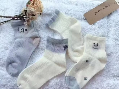 欧孕儿童洞洞鞋款式码数任选1双 29元，欧孕婴儿7A抗菌网眼袜拍1发4 18元 - 美泡泡