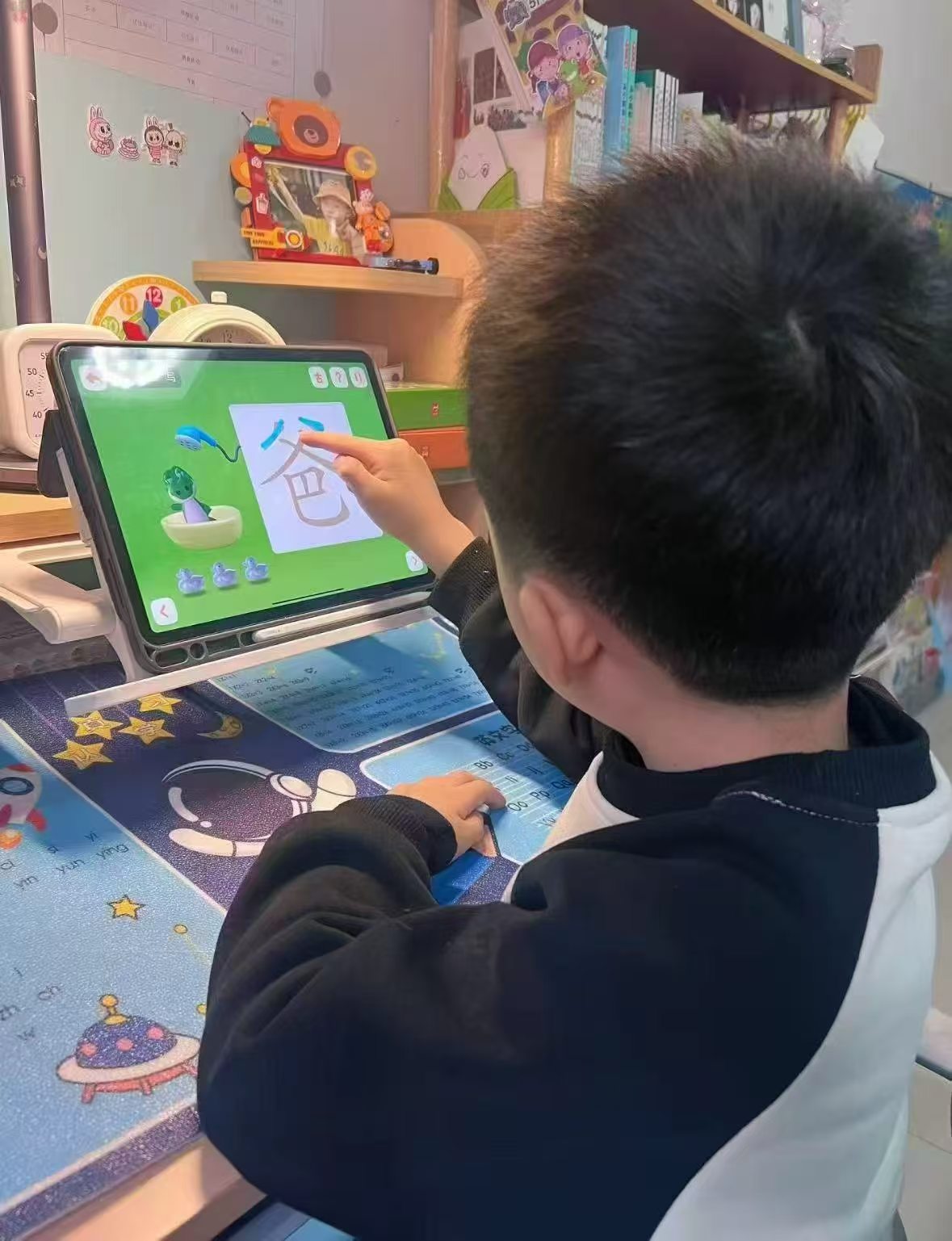 洪恩识字app识字+子集终身包 349.2元，洪恩识字app英语终身包 349.2元 - 86线报