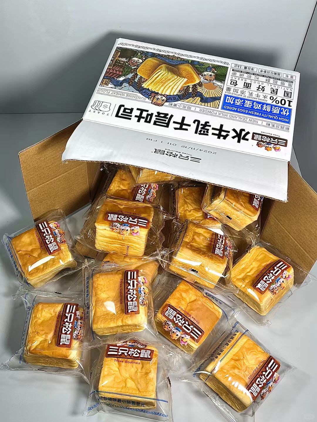 三只松鼠水牛乳千层吐司1000g共约18~20袋 14.9元 - 86线报