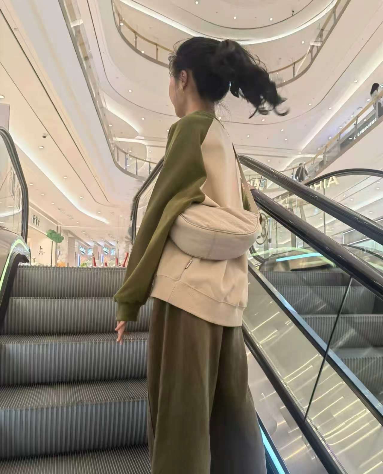 森马斜挎尼龙饺子包 33.5元 - 折送网